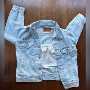 Cute Levis Blue/White washed jean jacket